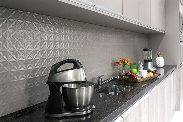 34. Revestimento 3D cinza para decoração de cozinha planejada – Foto: Pinterest
