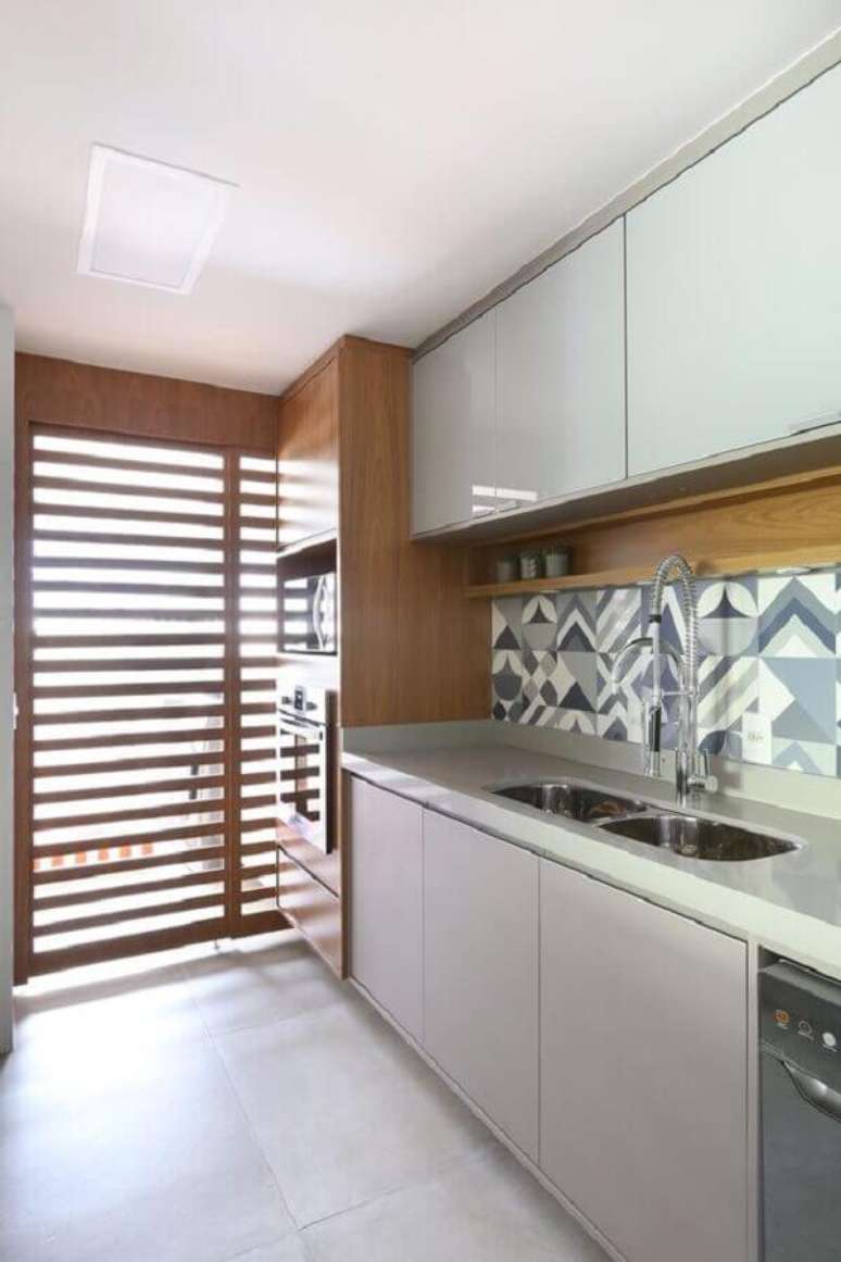 22. Revestimento cinza com estampa geométrica para decoração de cozinha planejada – Foto: Rúbia M. Vieira Interiores