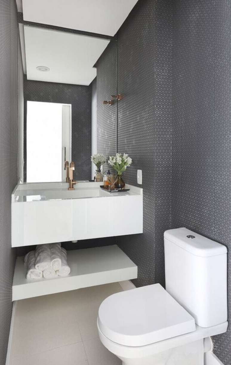 41. Lavabo decorado com bancada branca e revestimento cinza de parede &ndash; Foto: Casa de Valentina