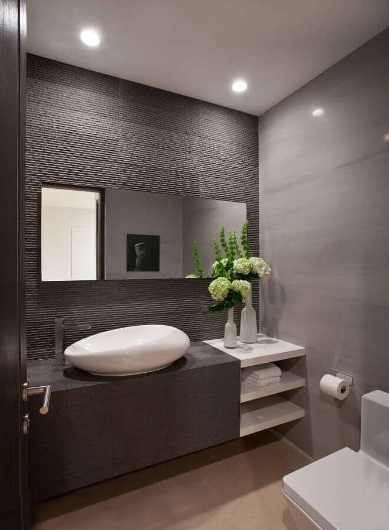 49. Revestimento cinza escuro para decoração de banheiro moderno – Foto: Air Freshener