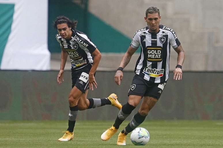 Matheus Nascimento e Navarro juntos em campo. (Foto: Vítor Silva/Botafogo)