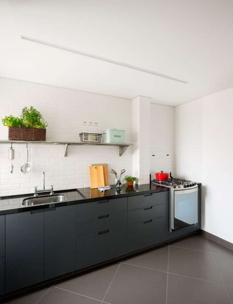 31. Bancada de granito para cozinha preta – Foto Ina Arquitetura