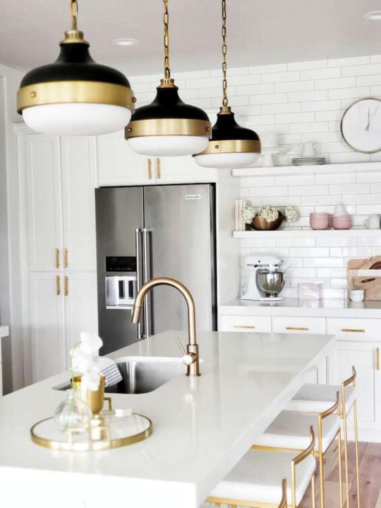 41. Bancada de cozinha de granito branco com luminárias douradas – Foto White Lane Decor