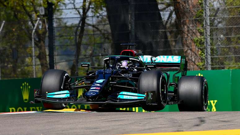 Lewis Hamilton acelera no treino livre 1 do GP da Em&iacute;lia-Romanha 