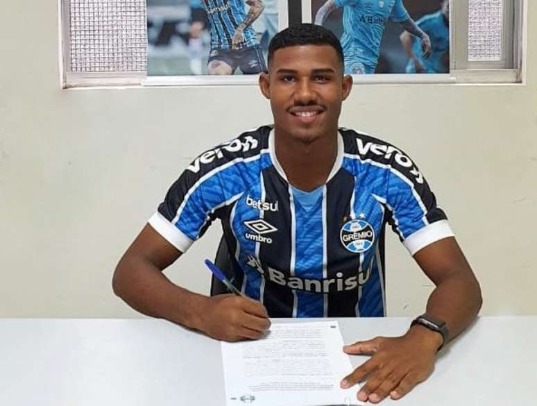 Luis Eduardo no momento da assinatura do contrato (Foto: Divulgação/Grêmio)