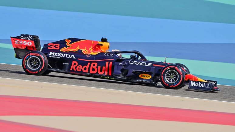 A Red Bull, por exemplo, tem o carro de rake bem mais alto 