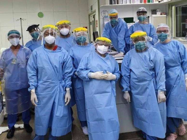 Equipe da UTI da ala infantil do Hospital Albert Sabin, em Fortaleza