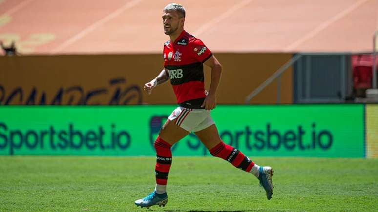 Arrascaeta em atuação pela Supercopa do Brasil: meião passa a ter a Moss estampada (Foto: Alexandre Vidal / CRF)