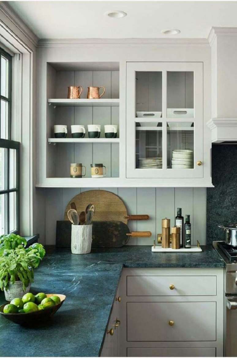 4. Cozinha branca com pedra de granito para bancada verde – Fonte Pinterest