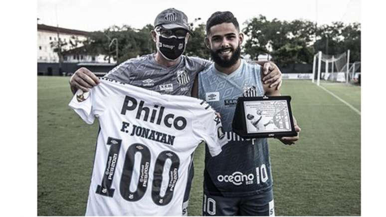 Felipe Jonatan recebeu a homenagem das mãos do técnico Ariel Holan (Foto: Ivan Storti)