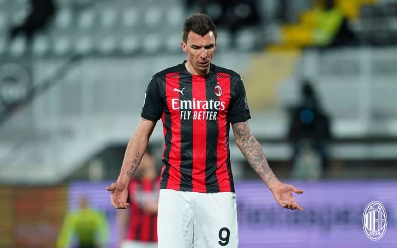 Mandzukic tem contrato somente até o fim da temporada, em junho (Foto: Divulgação / Site oficial do Milan)