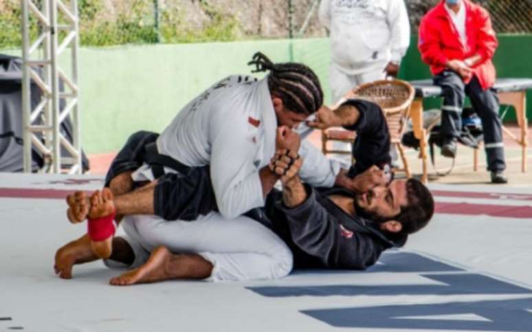 Lucas Gualberto finalizou Lucas Bernardes com um estrangulamento pelas costas na luta de kimono, escolhida pelo treinador que venceu a prova lúdica da casa (Foto: Lael Rodrigues)