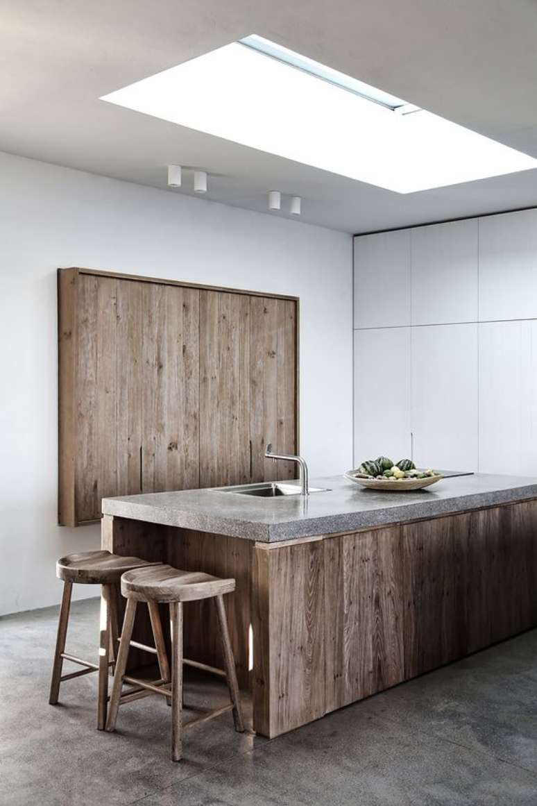 54. Cozinha madeira com bancada de granito cinza – Foto Archdaily