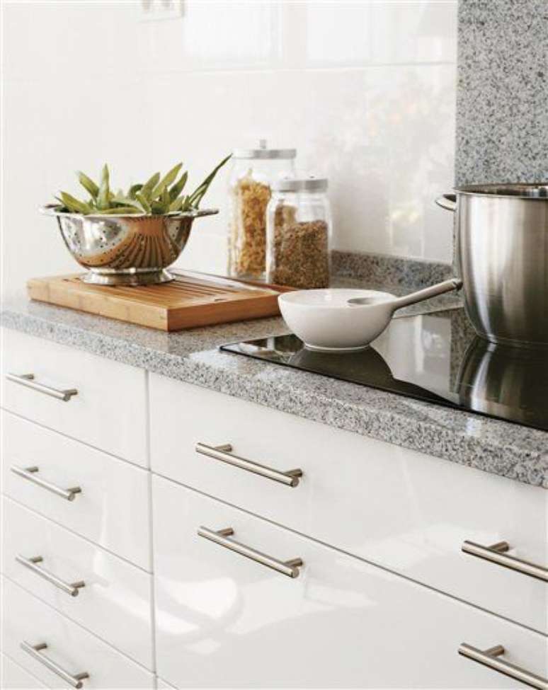 49. Cozinha branca com bancada cinza &ndash; Foto El Mueble