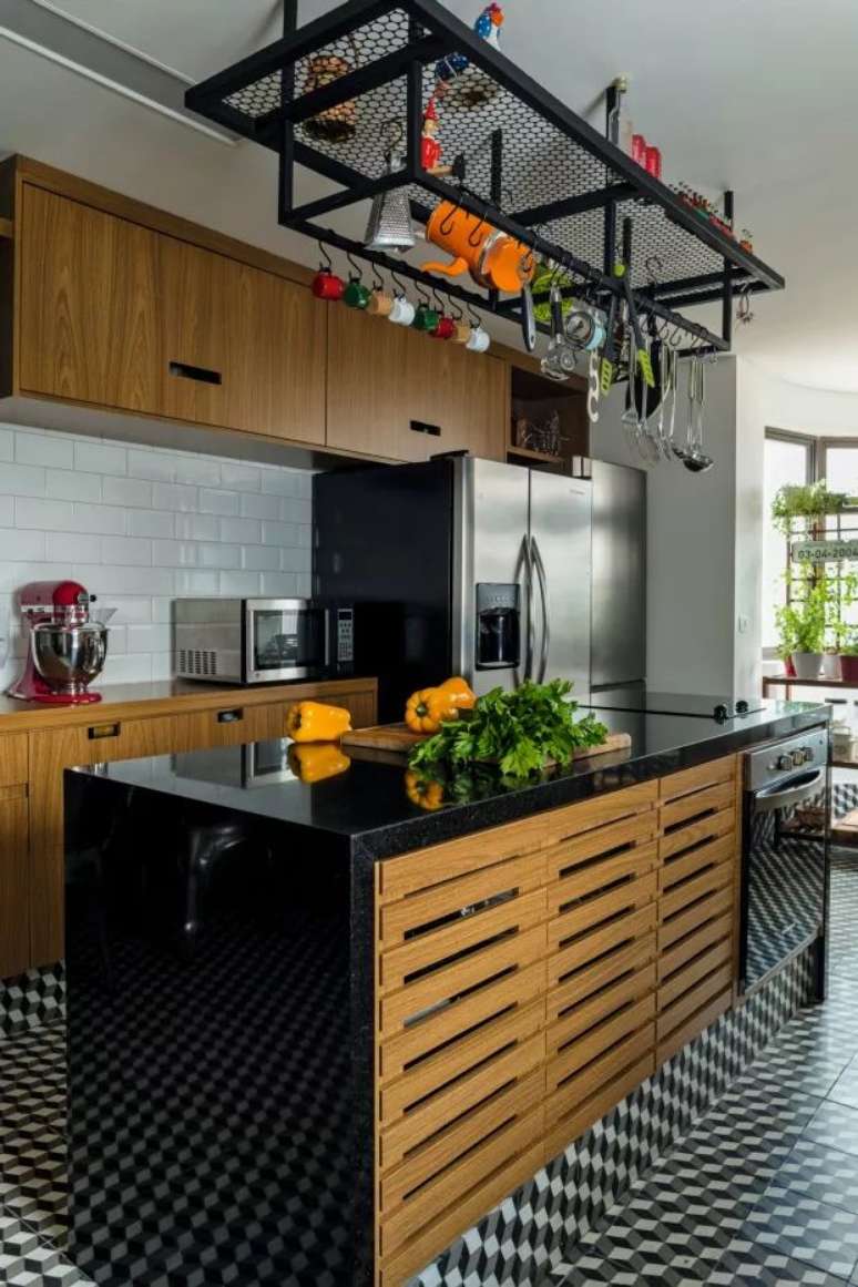 36. Bancada de granito preto para decoração industrial – Foto Pinterest