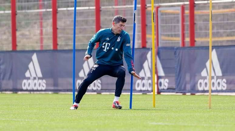 Lewandowski voltou a treinar (Foto: Divulgação/Bayern)