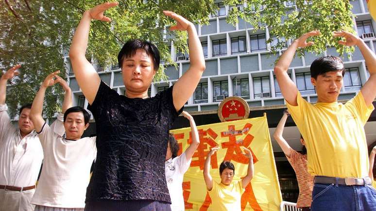 Falun Gong, que prega exercícios de meditação e tem raízes em ensinamentos do budismo sobre compaixão e tolerância, é proibida na China desde 1999, vista como um 'culto diabólico'