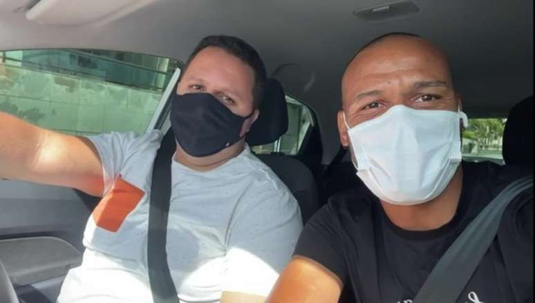 Bruno Henrique (esquerda) e Patric (direita) no primeiro dia de trabalho do motorista para o capitão do Sport (Reprodução / Twitter)