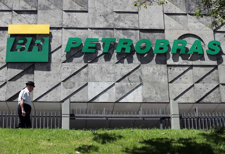 Logotipo da Petrobras na fachada do edif&iacute;cio-sede da companhia no Rio de Janeiro
REUTERS/Sergio Moraes