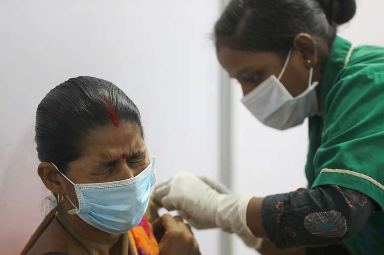 Mulher recebe vacina contra Covid-19 em Mumbai, na Índia
11/04/2021 REUTERS/Francis Mascarenhas