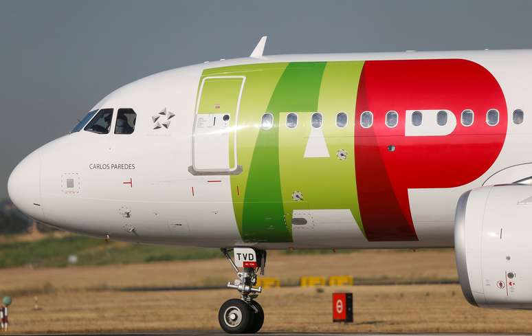Avi&atilde;o da TAP taxia no aeroporto de Lisboa
17/07/2020
REUTERS/Rafael Marchante