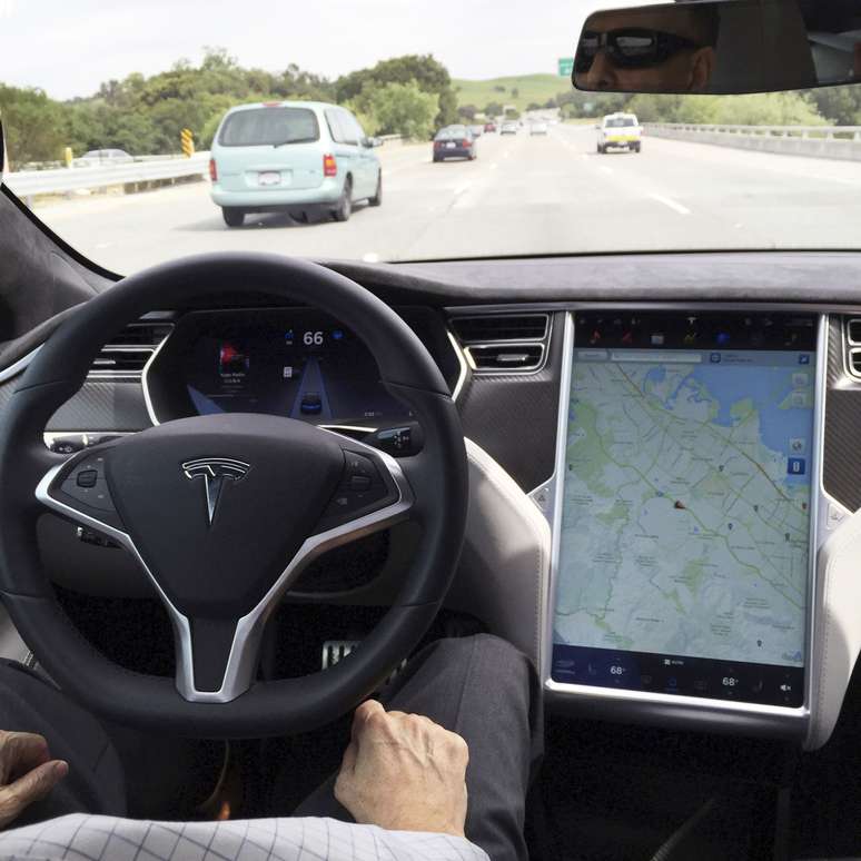 Interior de um veículo Tesla Model S funcionando no modo de piloto automático. 7/4/2016.   REUTERS/Alexandria Sage