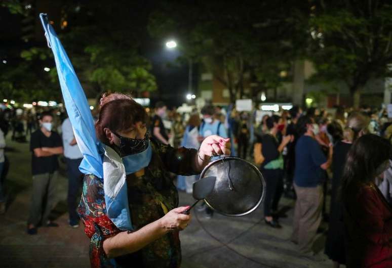 Protesto contra restrições em Buenos Aires na frente da residencia presidencial, em Buenos Aires
 15/4/2021 REUTERS/Agustin Marcarian