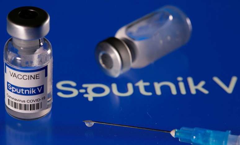 Recipientes com adesivo vacina Sputnik V, em foto de ilustração
24/03/2021
REUTERS/Dado Ruvic
