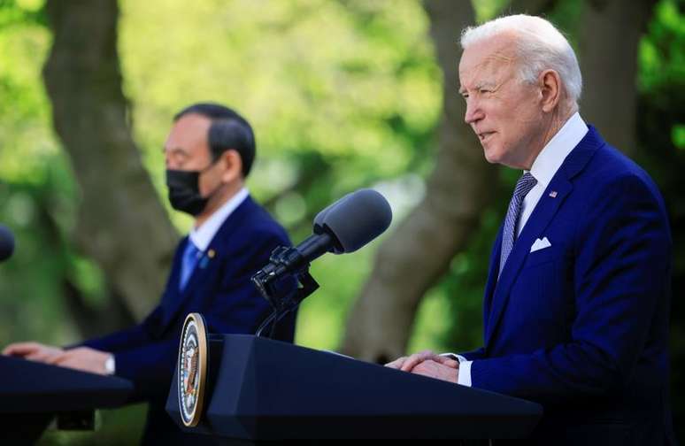 Presidente dos EUA, Joe Biden, e premiê japonês, Yoshihide Suga, em entrevista coletiva na Casa Branca
16/04/2021
REUTERS/Tom Brenner
