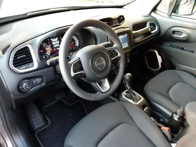 Interior do Jeep Renegade Moab: bancos de tecido confortáveis e volante multifuncional.