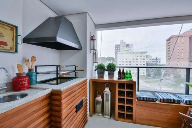 61. Cozinha de madeira com bancada de granito &ndash; Projeto Bender Arquitetura