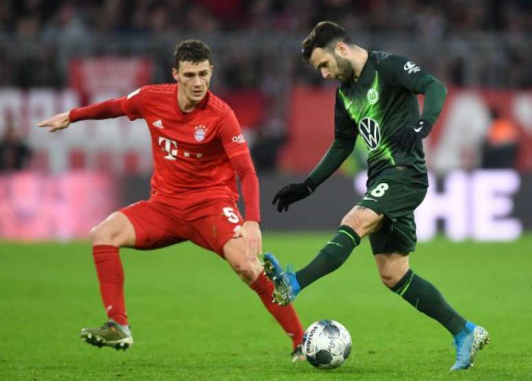 Bayern e Wolfsburg se enfrentam neste sábado (Foto: CHRISTOF STACHE / AFP)