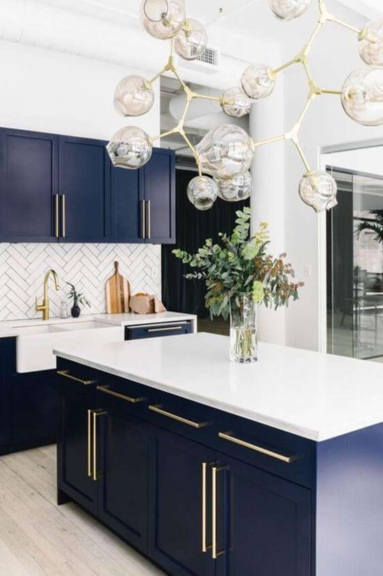 44. Armário de cozinha azul com bancada de granito branca moderna – Foto pinterest