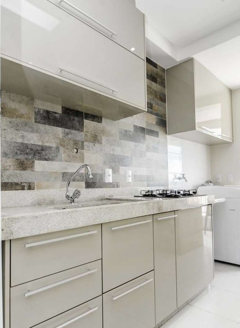 14. Bancada de granito branco com arm&aacute;rios neutros Foto Arkpad