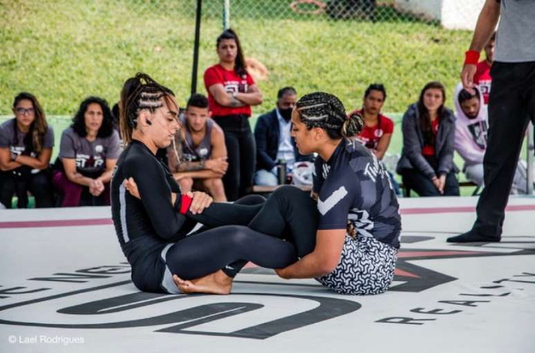 Thamara Ferreira finalizou Renata Marinho com uma leg-lock na luta feminina do episódio (Foto: Lael Rodrigues)