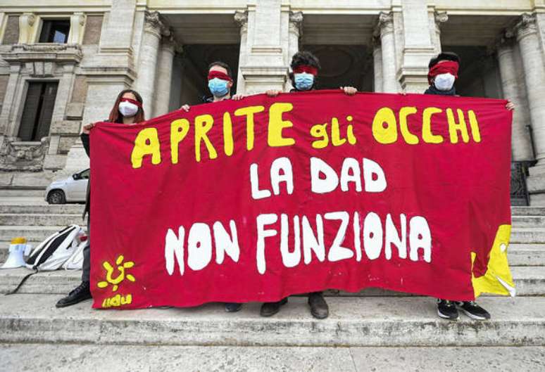 Protesto contra ensino a distância em frente ao Ministério da Educação da Itália, em Roma