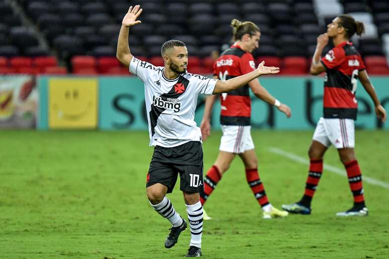Vasco encerra jejum, vence o Flamengo e segue vivo no Carioca