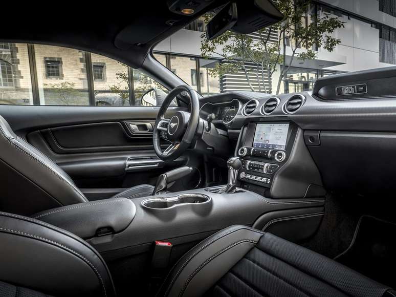 Interior do Ford Mustang Mach 1: sensação de cockpit.