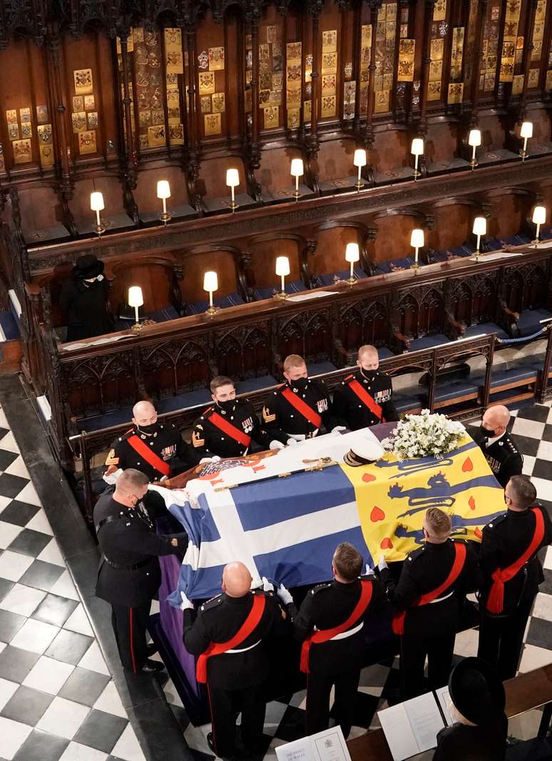 A rainha observa o caixão do Duque de Edimburgo ser colocado na Capela de São Jorge, no Castelo de Windsor, em Berkshire, durante o funeral