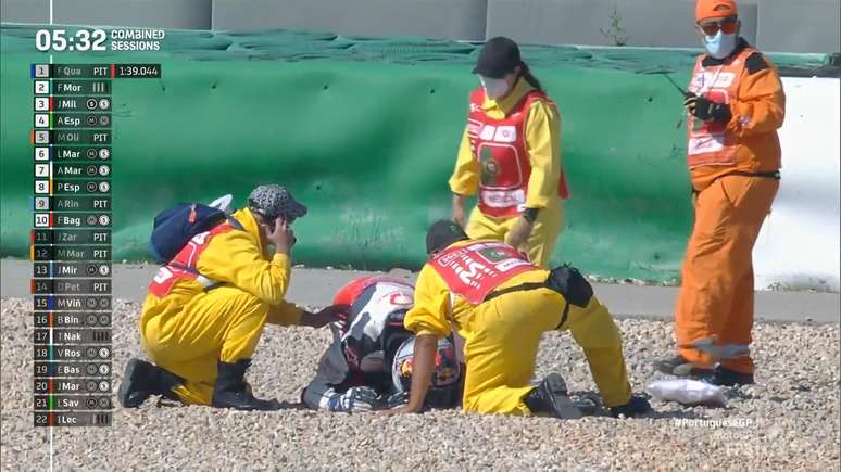 Jorge Martín ficou visivelmente dolorido e foi retirado da pista de maca 