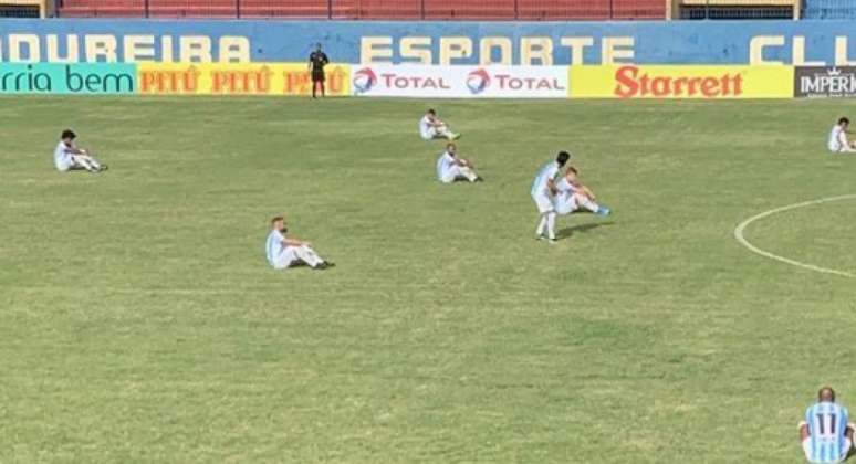 Atletas do Macaé chamaram atenção antes de a bola rolar, neste sábado (Foto: Reprodução/Instagram do Macaé)