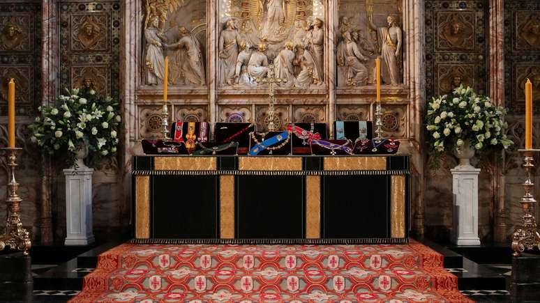 A ins&iacute;gnia do duque &eacute; exibida no altar da Capela de S&atilde;o Jorge