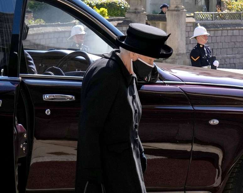 A rainha Elizabeth, vestida de preto, chega no local do funeral do príncipe Phillip