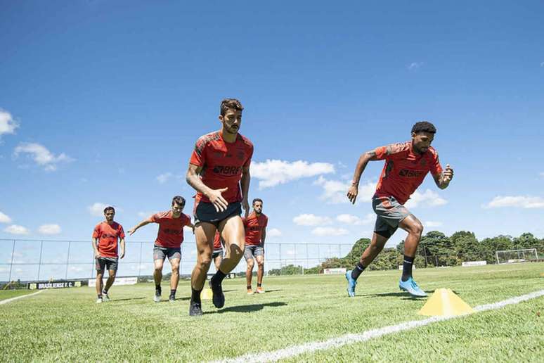 Gustavo Henrique e Bruno Viana são os candidatos à vaga de Rodrigo Caio (Foto: Alexandre Vidal/Flamengo)