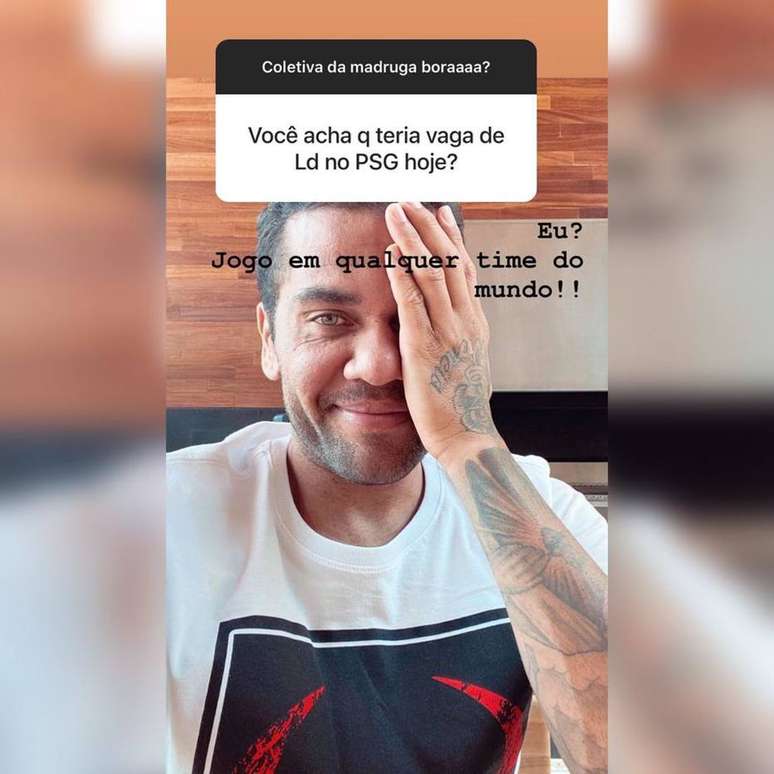 De forma bem humorada, Daniel Alves responde perguntas de seguidores nas redes sociais.
