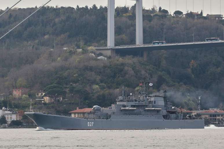 Navio de guerra russo navega pelo estreito de Bósforo em Istambul
17/04/2021
REUTERS/Yoruk Isik