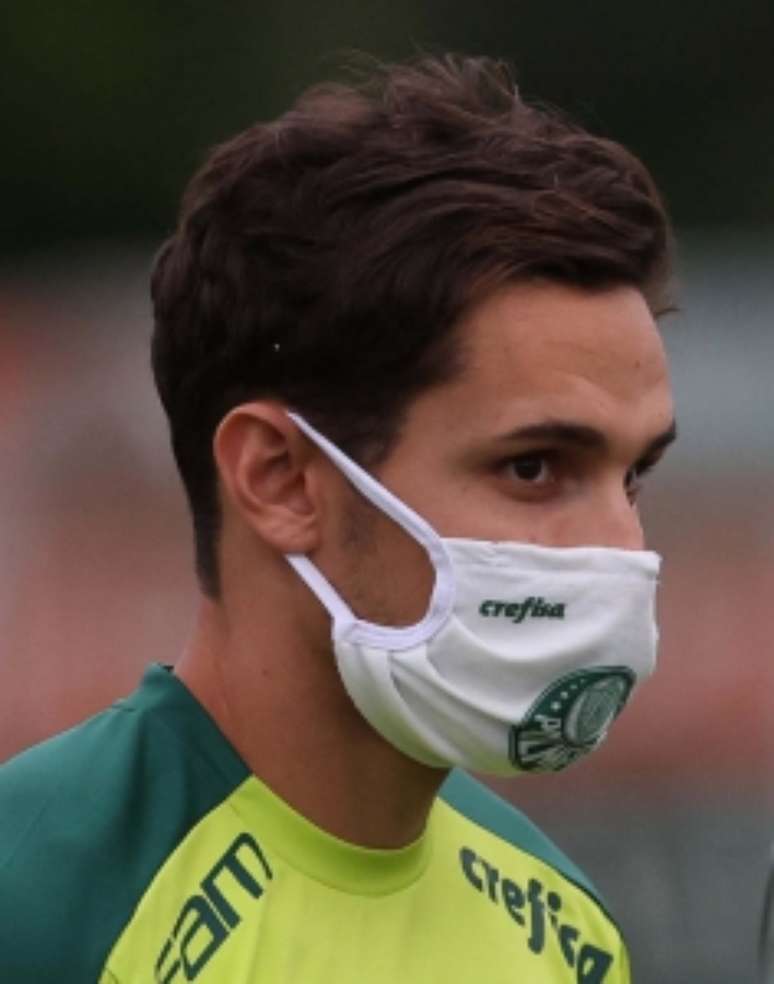 Veiga foi a campo durante a atividade preparatória deste sábado (17) (Foto: Cesar Greco/Palmeiras)