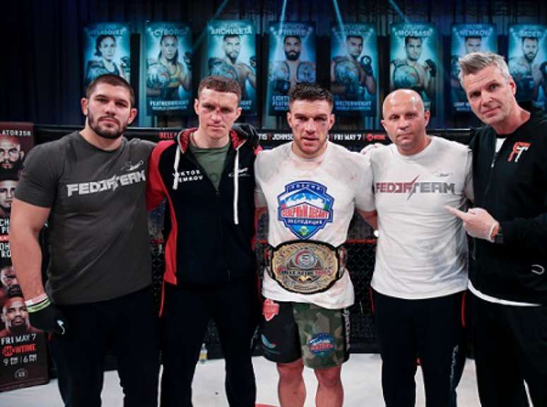 Vadim Nemkov derrotou Phil Davis e manteve o cinturão meio-pesado em sua posse (Foto: Divulgação/Bellator MMA)