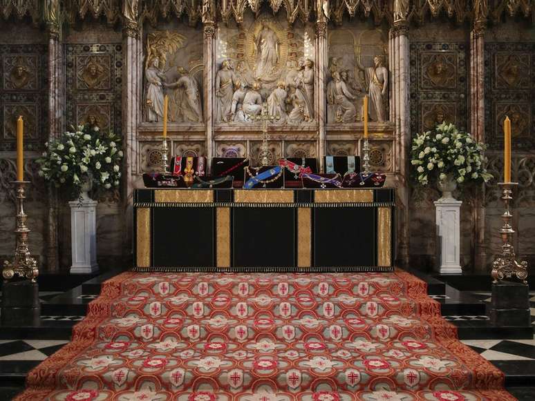 Insígnias colocadas no altar da capela de São Jorge