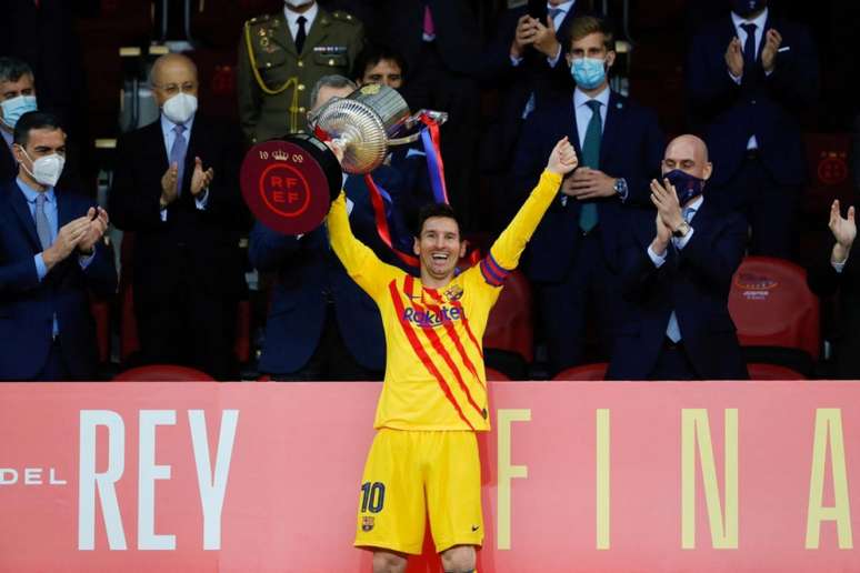 Messi conquista o 35º título com a camisa do Barcelona (Foto: HANDOUT / RFEF / AFP)